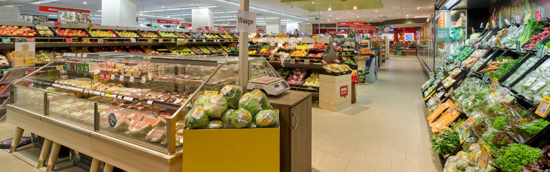 Frischeabteilung im REWE-Markt Coluccia Pforzheim mit vielfältigem Obst- und Gemüseangebot sowie regionalen Produkten.